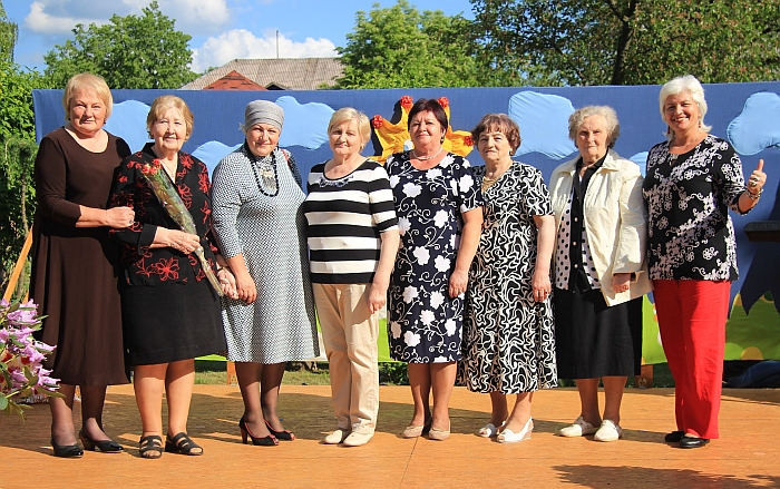 Bendrai nuotraukai sustojo buvę darželio „Saulutė“ darbuotojai: (iš kairės į dešinę) Danutė Žegunienė, Vlada Balsienė, Leonora Pimpienė, Janina Zakarauskienė, Kristina Lieparskienė, Janina Žiupkienė, Stasė Navickienė, Irena Sližauskienė.
