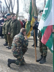 Priesaikos ceremoniją atidžiai seka Lietuvos Šaulių sąjungos vadas pulkininkas Antanas Plieskis.