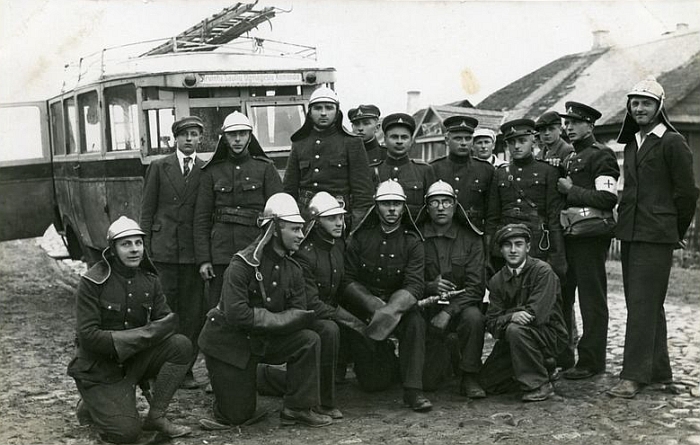 Širvintų šaulių kuopos ugniagesių komanda, 1938 m. Nuotraukos autorius - Širvintų fotografas Ibedas. Klūpi iš kairės į dešinę: Alfonsas Karčiauskas, Vaclovas Urbonavičius, Bolius Matulis, Antanas Visockas, Abraomas Budnickas, vairuotojas Piškinas. Stovi iš kairės: Albinas Sližauskas, J. Habasauskas, Lionginas Petrauskas, T. Jebenskas, Ipolitas Kancerevičius, Mykolas Paliukėnas, Česius Jelenskas, Leopoldas Zadavičius, nuotraukos pateikėjas Antanas Perednikas (Ukmergės muziejaus fondo nuotrauka. limis.lt). Širvintų šaulių kuopos ugniagesių komanda, 1938 m. Nuotraukos autorius - Širvintų fotografas Ibedas. Klūpi iš kairės į dešinę: Alfonsas Karčiauskas, Vaclovas Urbonavičius, Bolius Matulis, Antanas Visockas, Abraomas Budnickas, vairuotojas Piškinas. Stovi iš kairės: Albinas Sližauskas, J. Habasauskas, Lionginas Petrauskas, T. Jebenskas, Ipolitas Kancerevičius, Mykolas Paliukėnas, Česius Jelenskas, Leopoldas Zadavičius, nuotraukos pateikėjas Antanas Perednikas (Ukmergės muziejaus fondo nuotrauka. limis.lt).