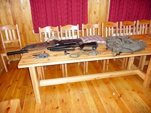 Sulaikius asmenį paaiškėjo, kad svetimuose medžioklės plotuose su graižtviniu medžiokliniu šautuvu „Browning X Bolt, 223 Rem“ medžiojo „Melkio“ medžiotojų klubo narys R.B. 