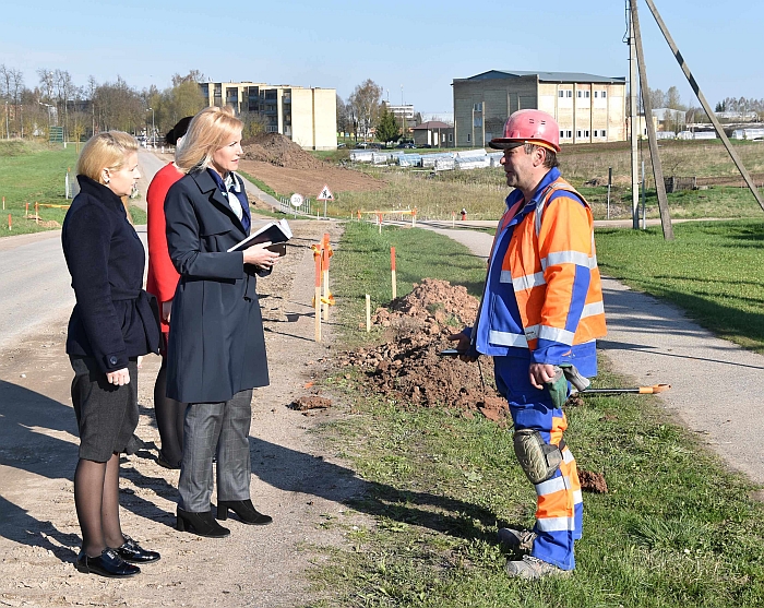 Darbais Kalnalaukio gatvėje domisi merė Živilė Pinskuvienė ir Administracijos direktorė Ingrida Baltušytė-Četrauskienė.