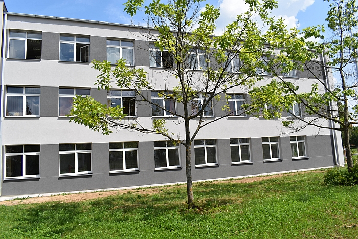 Meno mokyklos pastatas neatpažįstamai pasikeitė. Meno mokyklos pastatas neatpažįstamai pasikeitė.
