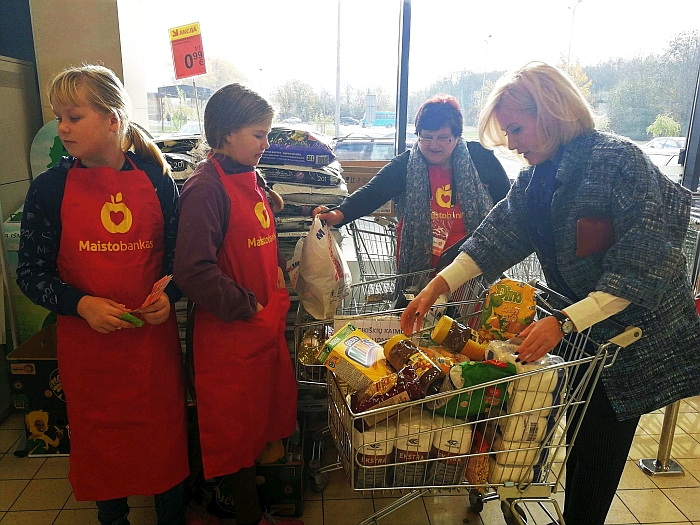 Merė Živilė Pinskuvienė prisidėjo prie „Maisto banko“ akcijos.