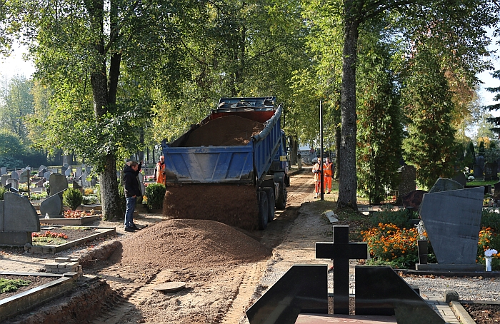 Kapinėse ruošiamasi asfaltuoti taką.