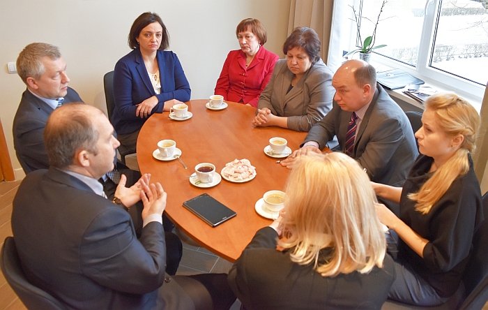 Susitikimo metu Širvintų rajono savivaldybės ir Administracijos vadovės pabrėžė, kad jų tikslas yra išsaugoti Širvintų ligoninę kaip savarankišką įstaigą. O užmezgus bendradarbiavimo santykius su Ukmergės gydymo įstaigomis, būtų išspręsta problema mūsų rajono gyventojams suteikiant galimybes lengviau gauti specialistų, kurių Širvintose nėra, konsultacijas, nes sostinės gydymo įstaigose tenka laukti labai ilgai.