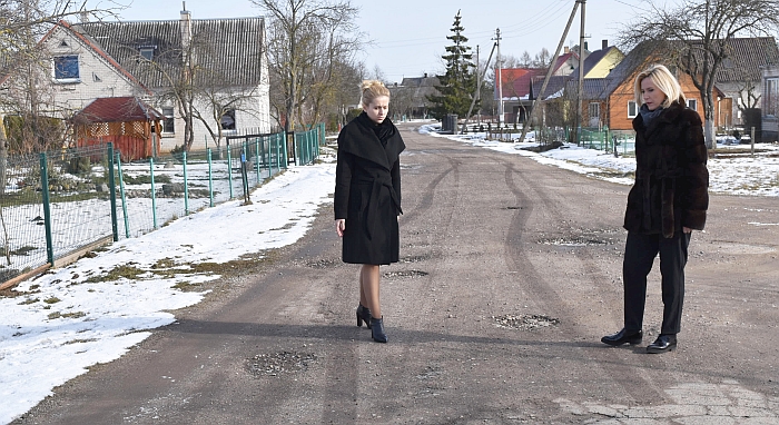 Merė Živilė Pinskuvienė ir Administracijos direktorė Ingrida Baltušytė-Četrauskienė apžiūri numatytą asfaltuoti Tiesos gatvę Širvintų kaime. Merė Živilė Pinskuvienė ir Administracijos direktorė Ingrida Baltušytė-Četrauskienė apžiūri numatytą asfaltuoti Tiesos gatvę Širvintų kaime.