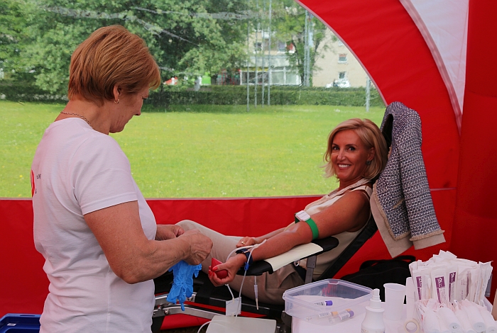 Merė Ž. Pinskuvienė ir PSPC direktorė L. Braškienė pirmosios davė kraujo.