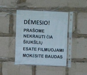 Prie konteinerių J. Janonio gatvėje yra įspėjimas apie atsakomybę, bet... Prie konteinerių J. Janonio gatvėje yra įspėjimas apie atsakomybę, bet...