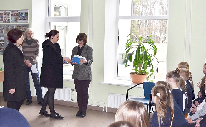  Merės dovaną - Konstitucijos leidinukus - Bartkuškio mokyklos - daugiafunkcio centro direktorė Danguolė Kalesnikienė perduos savo mokyklos penktokams.