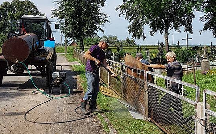 Alioniškiai ėmėsi atnaujinti kapinių tvorą.