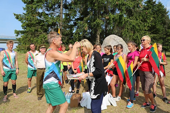 Bėgikai merei įteikė atminimo medalį.