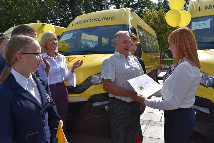 Musninkų gimnazijos vairuotojui Henrikui Janušauskui įteikiami automobilio dokumentai tiesiai iš Švietimo ministrės rankų.