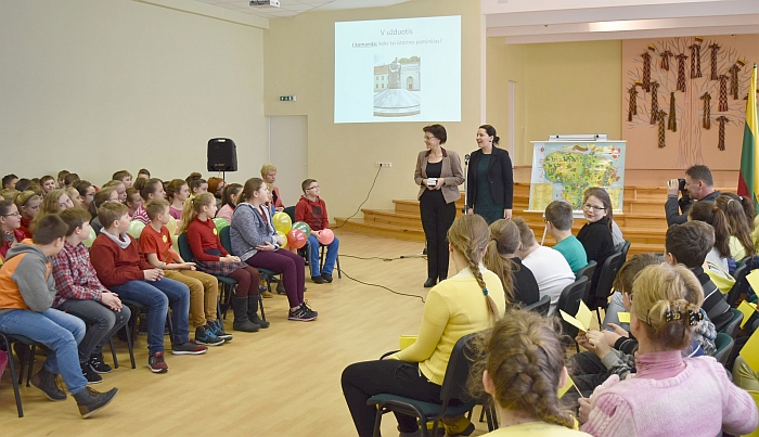 Konstitucijos leidinukai pasiekė ir  „Atžalyno“ pagrindinės mokyklos penktokus.