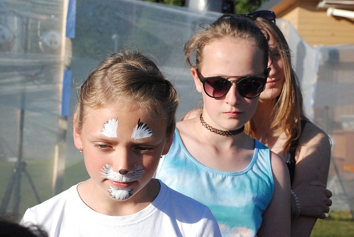 Vaikai išsipuošė veidus įvairių žvėrelių, fėjų ir nenugalimų herojų atvaizdais. Vaikai išsipuošė veidus įvairių žvėrelių, fėjų ir nenugalimų herojų atvaizdais.