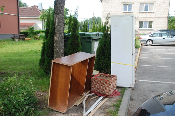 I. Šeiniaus gatvėje kažkas išmetė ne tik spintą, bet ir šaldytuvą. I. Šeiniaus gatvėje kažkas išmetė ne tik spintą, bet ir šaldytuvą.