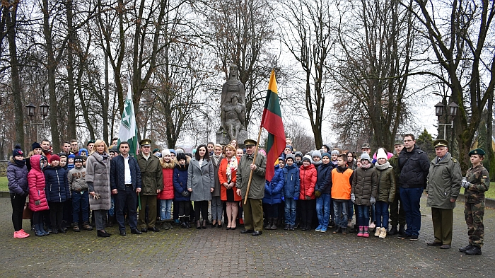 Prie paminklo žuvusiems už Lietuvos Nepriklausomybę