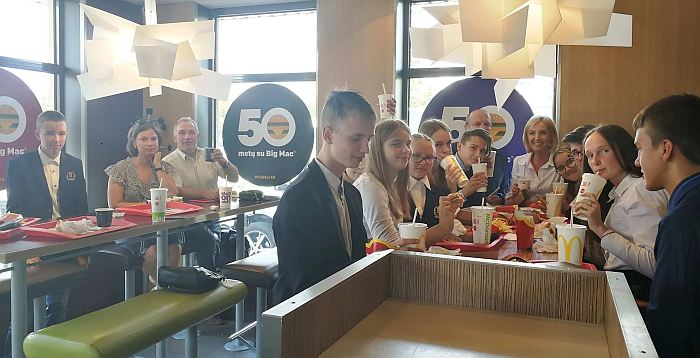 Merė, gimnazijos direktorius, soc. pedagogė, vairuotojas ir gimnazistai pradėjo švęsti mokslo metų pradžią restorane "McDonald's".