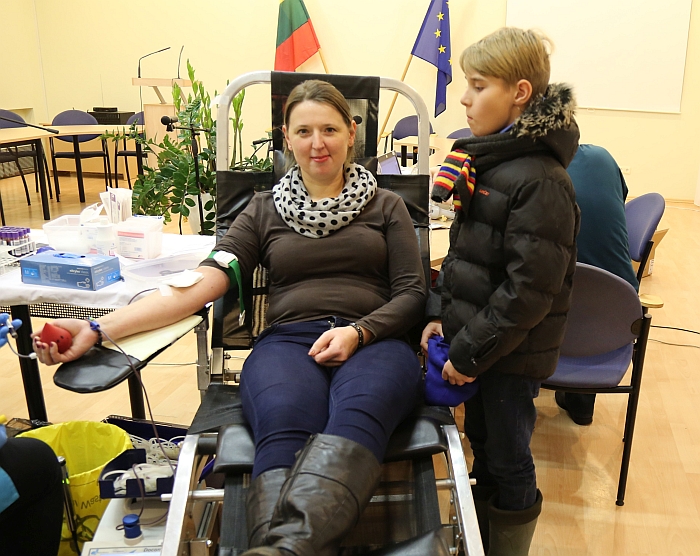 Akcijoje dalyvavusios mamos rodo gražų pavyzdį vaikams.