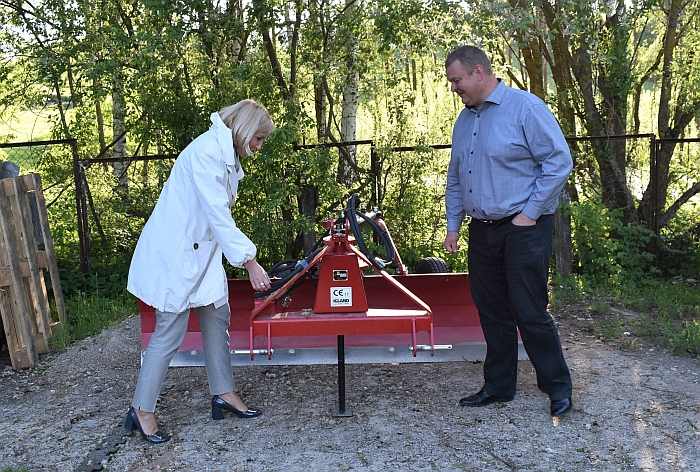 Merė Živilė Pinskuvienė perduoda seniūnui Sigitui Bankauskui labai reikalingą techniką Merė Živilė Pinskuvienė perduoda seniūnui Sigitui Bankauskui labai reikalingą techniką