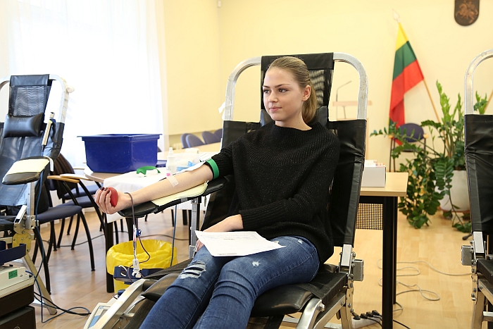 Akcijoje dalyvavo ir abiturientė Miglė Jarmalytė, pirmą kartą gyvenime aukojusi kraujo. 
