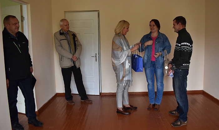 Daugiavaikės šeimos tėvai po ilgų laukimo metų džiaugiasi jiems skirtu naujai suremontuotu socialiniu būstu Širvintose, Vilniaus gatvėje. 