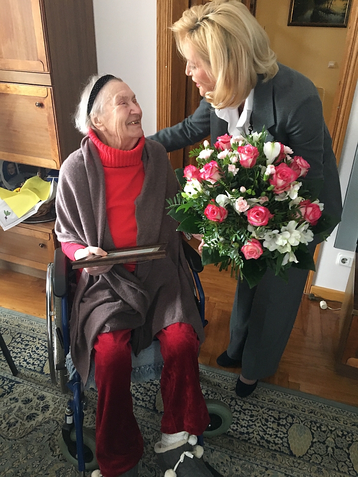 Merė Živilė Pinskuvienė įteikė puokštę gėlių. Merė Živilė Pinskuvienė įteikė puokštę gėlių.