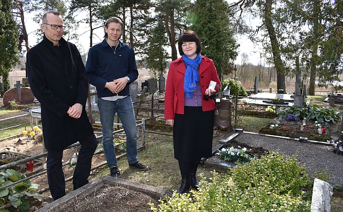 Prie rašytojo Igno Šeiniaus motinos Marijos Jurkūnienės kapo