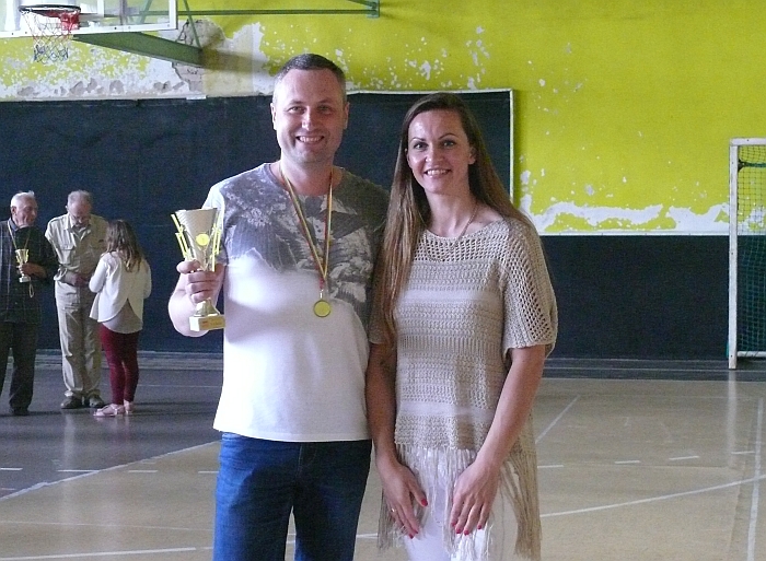 Seniūnų trikovės nugalėtojas Jauniūnų seniūnas Ramūnas Jasevičius ir Širvintų sporto mokyklos l. e. p. direktorė Alina Zapolskienė