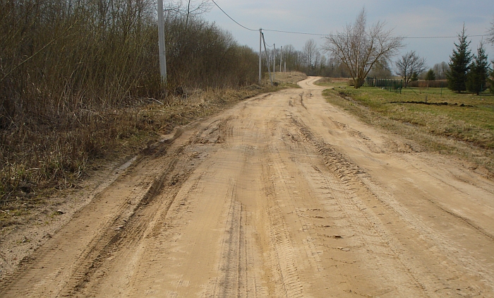 Kelias duobėtas, prašosi greiderio pagalbos, bet važiuoti galima. Kelias duobėtas, prašosi greiderio pagalbos, bet važiuoti galima.