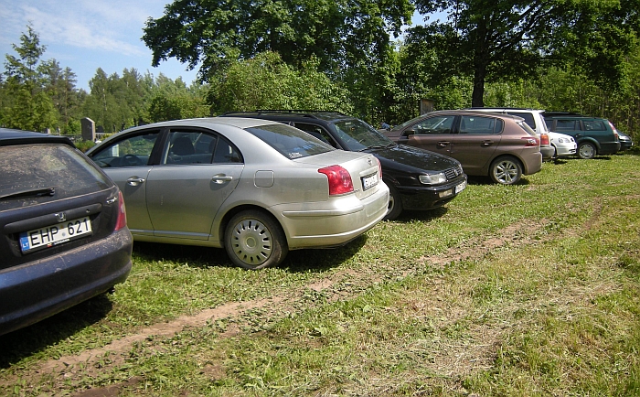 Aikštelė priešais sentikių kapines didžiosios šventės dieną būna pilna automobilių. Aikštelė priešais sentikių kapines didžiosios šventės dieną būna pilna automobilių.