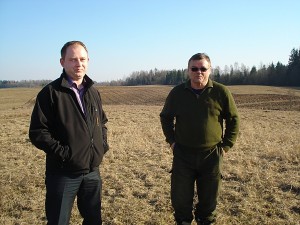 Zibalų seniūnijoje šernų padarytą žalą vertino draudimo brokerių bendrovės „Colemont“ pardavimų direktorius Raimondas Kundra (kairėje) ir medžioklės klubo „Girios“ atstovas Artūras Balčius. Zibalų seniūnijoje šernų padarytą žalą vertino draudimo brokerių bendrovės „Colemont“ pardavimų direktorius Raimondas Kundra (kairėje) ir medžioklės klubo „Girios“ atstovas Artūras Balčius.