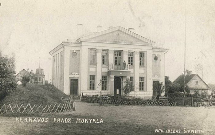 Kernavės pradžios mokykla. Iš J. Šiaučiūnui skirtos parodos
