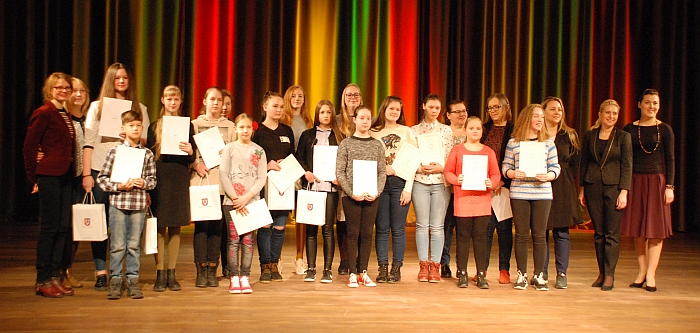 Bendra parodos dalyvių, mokytojų, komisijos narių nuotrauka atminimui. 