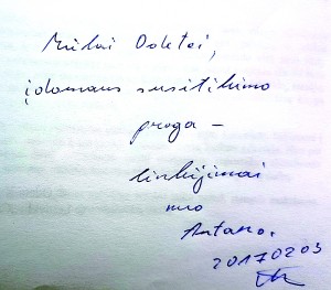 Poetas mielai pasidalijo autografu.