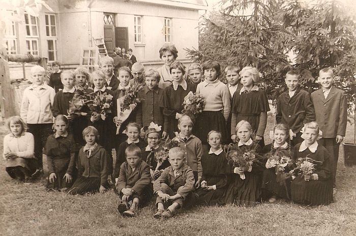 Pirmieji pedagoginio darbo metai Kvietkų septynmetėje mokykloje (buv. Pandėlio rajonas).
