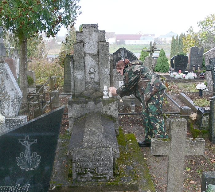 Širvintų kapinėse ilsisi kunigas ir lietuvybės puoselėtojas Jonas Navickas, kurio kapą prisiminė ir pagerbė skautai ir šauliai.