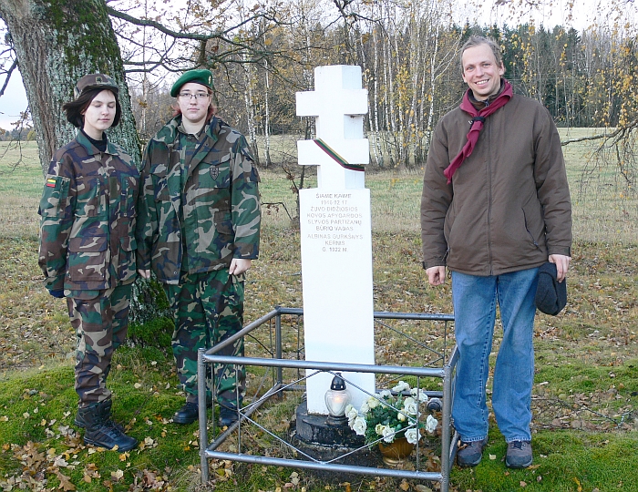Aplankytas Daciūnuose esantis kryžius sušaudyto partizano Alberto Gurkšnio atminimui.