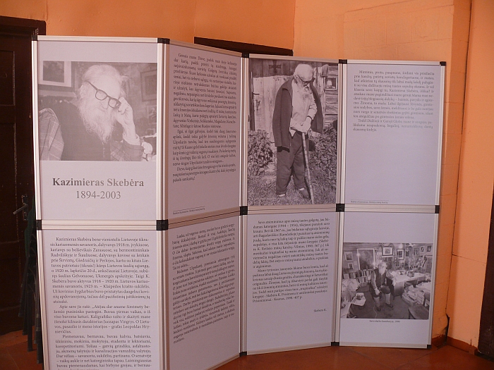 Bagaslaviškio bibliotekos muziejuje eksponuojami asmeniniai Kazimiero Skebėros daiktai, saugomi jam rašyti laiškai, prisiminimai, dokumentai, knygos.