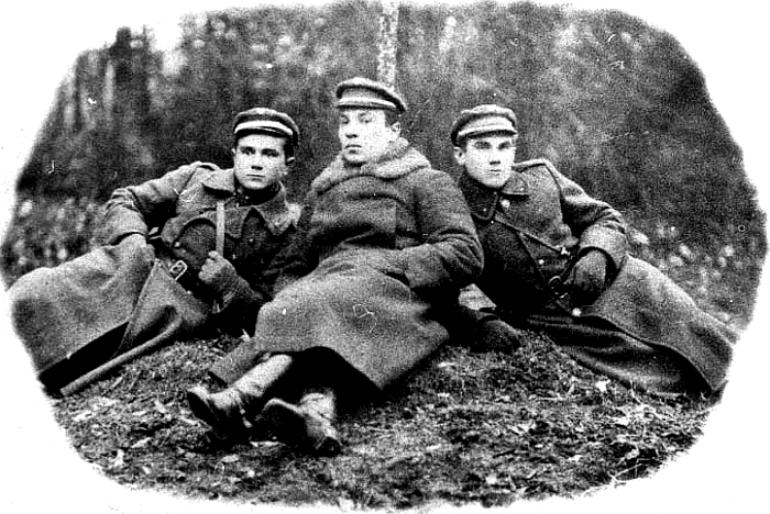 Majoras B. Dundulis, leitenantas Juodelis, leitenantas B. Karevičius Paširvinčių dvare. 1922 metai.
