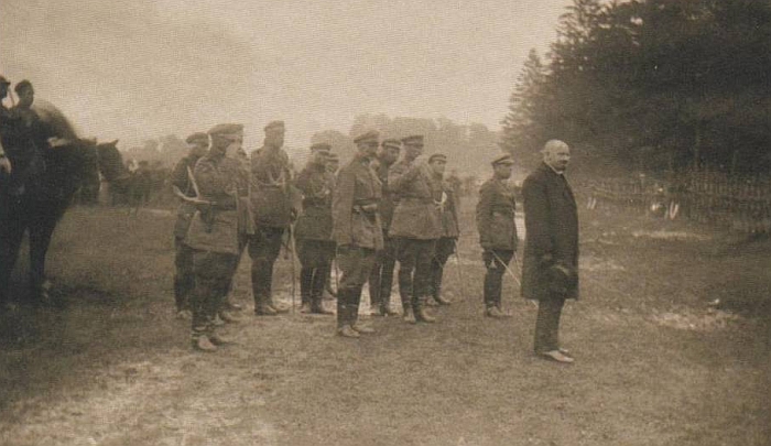 Steigiamojo Seimo Pirmininkas Aleksandras Stulginskis dalyvauja I pėstininkų pulko šventėje Gelvonuose. 1922 metai.