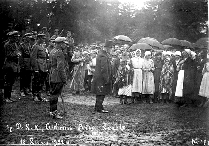 Steigiamojo Seimo pirmininkas A. Stulginskis pulko šventėje Gelvonuose. 1922 m.