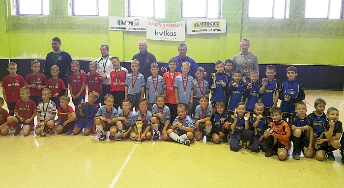 Futbolo turnyro dalyviai po apdovanojimų