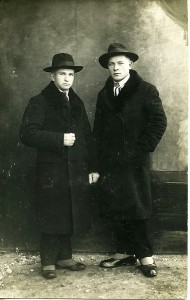 Smailių kaimo vaikai su mokytoju A. Ambrazaičiu.