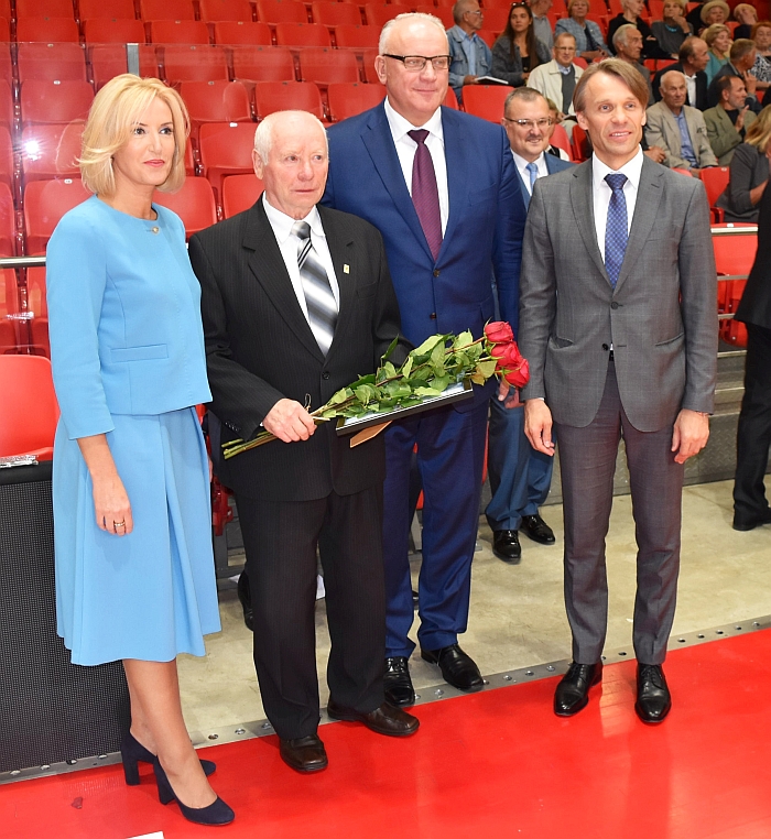 Merė Živilė Pinskuvienė pasidžiaugė, kad apdovanojimas teko ir Leonui Vaicekauskui. Su apdovanojimu ilgametį rajono pedagogą ir sporto puoselėtoją pasveikino asociacijos „Penki žiedai“ įkūrėjas Jonas Pinskus, Kūno kultūros ir sporto departamento generalinis direktorius Edis Urbonavičius.