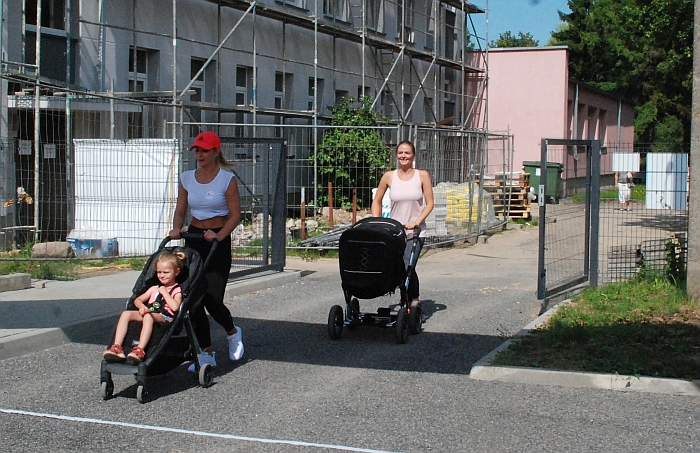 Bėgimo varžybose dalyvavo ir mamos su savo atžalomis vežimėliuose.
