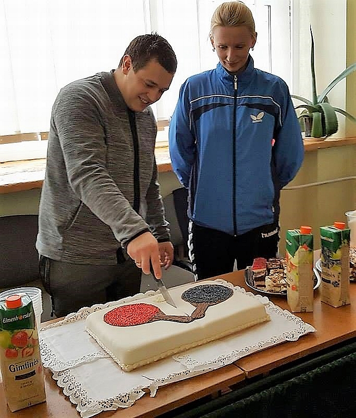 Asmeninių varžybų nugalėtojai dalija tortą