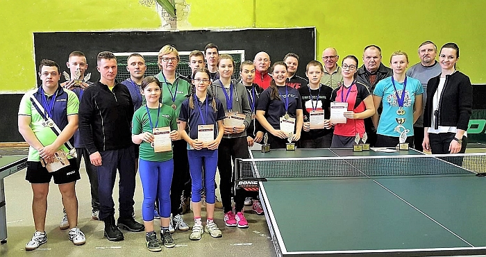 Turnyro dalyviai ir organizatoriai po apdovanojimų