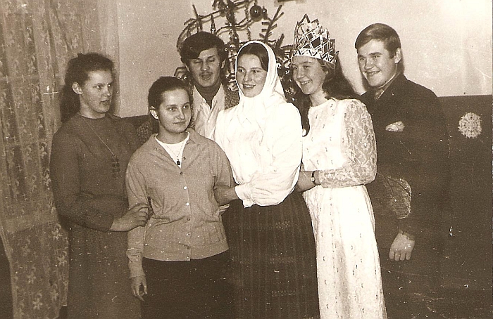 Po vaidinimo Musninkų vidurinės mokyklos bendrabutyje. 1972 m.