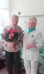 Gydytoją Algirdą Paulių Stanevičių pasveikino buvusio Chirurgijos skyriaus bendradarbiai. Šalia jubiliato skyriaus buvusi vyr. medicinos sesuo Aldona Beliakova.