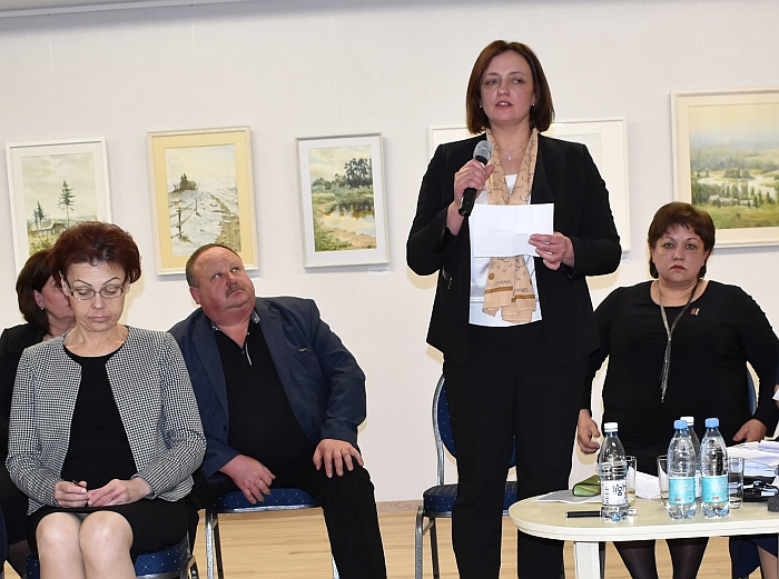 Bene daugiausiai klausimų gyventojams kilo dėl atliekų ir Širvintų ligoninės. Už šią sritį atsakingos mero pavaduotoja Irena Vasiliauskienė ir savivaldybės administracijos direktoriaus pavaduotoja Elona Pečiukaitienė išsamiai atsakė į užduotus klausimus. Bene daugiausiai klausimų gyventojams kilo dėl atliekų ir Širvintų ligoninės. Už šią sritį atsakingos mero pavaduotoja Irena Vasiliauskienė ir savivaldybės administracijos direktoriaus pavaduotoja Elona Pečiukaitienė išsamiai atsakė į užduotus klausimus.